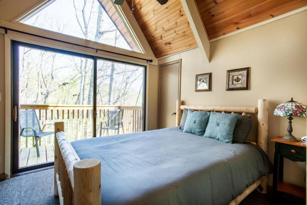 Bear View Chalet With Hot Tub And Near Ober Гатлинбург Экстерьер фото